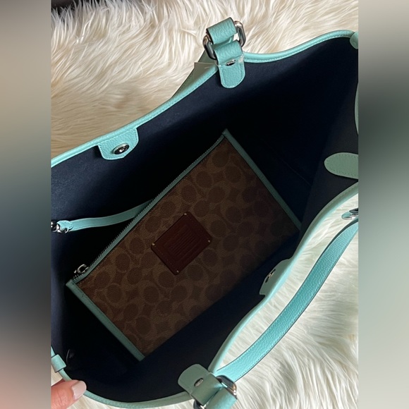 C6337 - Coach Day Tote - Picture 9 of 14